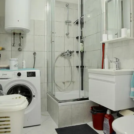 Buki One Bedroom With Balcony And Sea View アパート ザダル