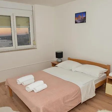 Buki One Bedroom With Balcony And Sea View Apartamento